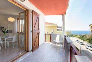uma varanda de uma casa com vista para o oceano em SARDINIA RE - Chiara's House em Alghero