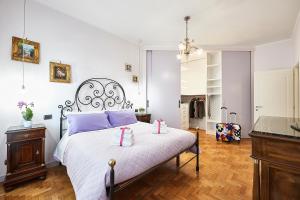 羅馬的住宿－Casa MaPi，卧室配有一张白色床,上面有2个粉红色蜡烛