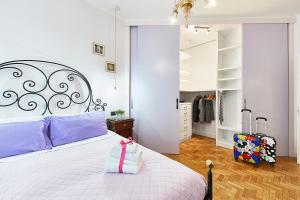 羅馬的住宿－Casa MaPi，一间卧室配有一张大床和一个衣柜