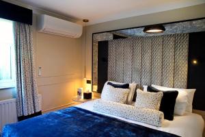 een slaapkamer met een groot bed en een blauwe deken bij Denham Grove in Denham