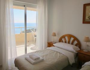 A bed or beds in a room at Clubrent - Apartamentos Apolo 16 Még 37 kép