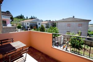 balkon z ławką i widokiem na miasto w obiekcie B&B I Poeti w mieście Collecorvino