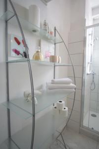 ein Glasregal im Bad mit Dusche in der Unterkunft Jelena Apartment in Split