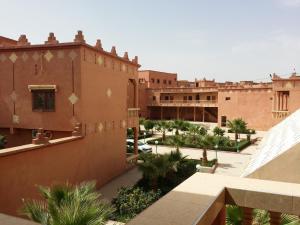 einen Blick auf die Stadt vom Dach eines Gebäudes in der Unterkunft Hotel Mandar Saghrou Tazakhte in El-Kelâa M’Gouna