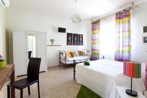 CollecorvinoにあるB&B I Poetiのベッドルーム1室(ベッド1台、テーブル、椅子付)