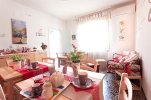 cocina y comedor con mesa y sillas en B&B I Poeti, en Collecorvino