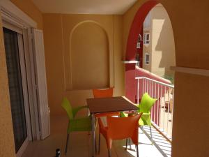 Zimmer mit einem Tisch und Stühlen auf einem Balkon in der Unterkunft Casa Ibiza in Los Alcázares