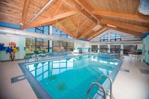 ein großes Schwimmbecken in einem Gebäude in der Unterkunft Liscombe Lodge Resort & Conference Center in Liscomb