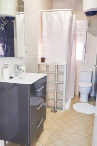 a bathroom with a sink and a toilet at Casa Xuncal in Tui