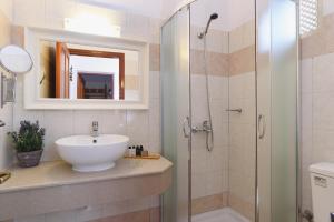 A bathroom at Thea Villas and Suite