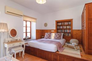 A bed or beds in a room at Thea Villas and Suite