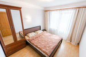 Schlafzimmer mit einem Bett und einer Glasschiebetür in der Unterkunft ARTAL Apartment Yordanska Street 22 in Kiew