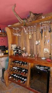 einen Weinkeller mit einem Haufen Weinflaschen in der Unterkunft Pousada Cachoeiras de Milho Verde in Milho Verde