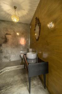 ein Badezimmer mit einem WC, einem Waschbecken und einem Spiegel in der Unterkunft Memórias Charme Residences in Covilhã