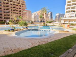 pusty basen w mieście z wysokimi budynkami w obiekcie Clubrent - Apartamentos Apolo 17 w mieście Calpe