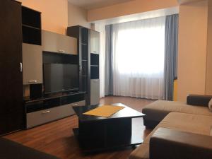 un soggiorno con divano e TV di Apartament Summerland Mamaia a Mamaia