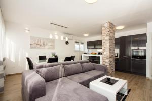 een woonkamer met een bank en een tafel bij Deluxe Apartment Miro in Split