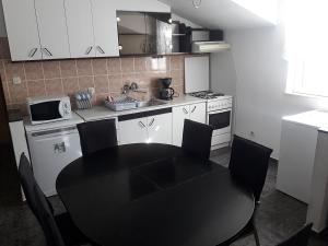 Kuchyň nebo kuchyňský kout v ubytování Apartments & Rooms Tony