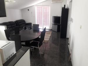 Kuchyň nebo kuchyňský kout v ubytování Apartments & Rooms Tony
