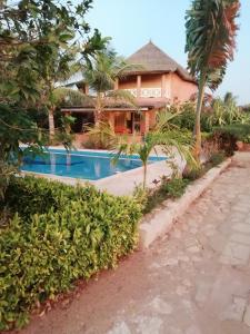 a resort with a swimming pool and a building at Villa Maria in Somone