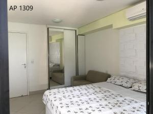 sypialnia z łóżkiem i krzesłem w obiekcie Apartamentos Landscape Beira Mar w mieście Fortaleza