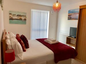Säng eller sängar i ett rum på Alishan Cornwall Holidays