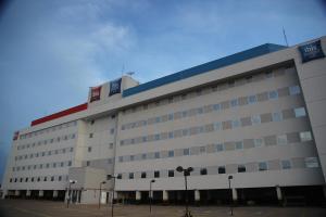 un gran edificio blanco con un cartel encima en ibis budget Parauapebas en Parauapebas