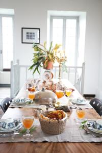 einen Esstisch mit einem Thanksgiving-Essen darauf in der Unterkunft Le Chateau de Claids in Saint-Patrice-de-Claids