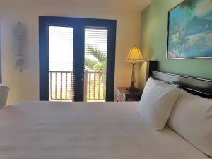 Un dormitorio con una gran cama blanca con ventana. en San Marcos 124 Gran Pacifica Resort, en San Diego 30 fotos más