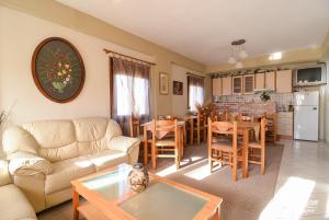 sala de estar con sofá y mesa en Orama Rooms, en Ioannina