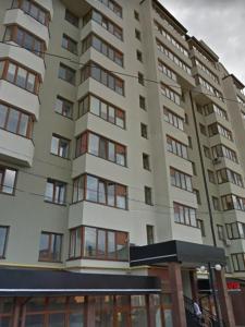 un grand immeuble avec de nombreuses fenêtres dans l'établissement Daily rent Apartments 5, à Ivano-Frankivsk