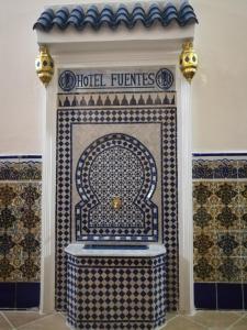 Elle comprend une cheminée avec du carrelage bleu et blanc. dans l'établissement FUENTES, à Tanger