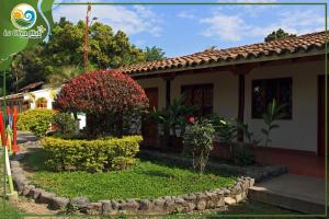 une maison avec un jardin en face dans l'établissement La Oliva Club Centro Campestre, à La Gorgona