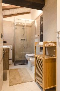 A bathroom at Ca' di Leo, Private Terrace in Historical Center