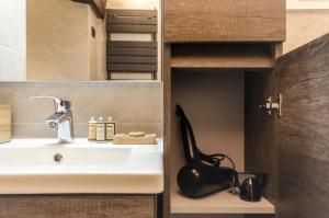 A bathroom at Ca' di Leo, Private Terrace in Historical Center Még 23 kép