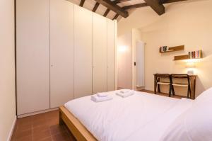 A bed or beds in a room at Ca' di Leo, Private Terrace in Historical Center
