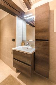 A bathroom at Ca' di Leo, Private Terrace in Historical Center