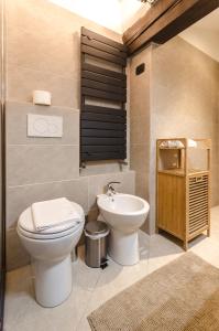 A bathroom at Ca' di Leo, Private Terrace in Historical Center