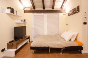 A bed or beds in a room at Ca' di Leo, Private Terrace in Historical Center