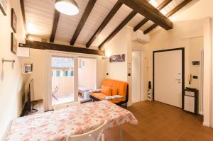 A bed or beds in a room at Ca' di Leo, Private Terrace in Historical Center