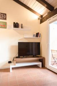 A television and/or entertainment centre at Ca' di Leo, Private Terrace in Historical Center