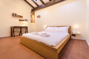 A bed or beds in a room at Ca' di Leo, Private Terrace in Historical Center