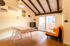 A television and/or entertainment centre at Ca' di Leo, Private Terrace in Historical Center