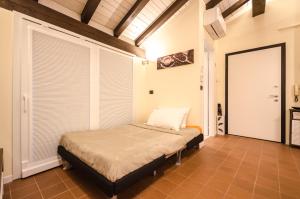 A bed or beds in a room at Ca' di Leo, Private Terrace in Historical Center