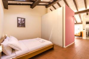 A bed or beds in a room at Ca' di Leo, Private Terrace in Historical Center