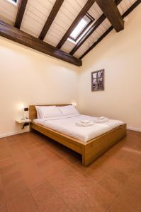 A bed or beds in a room at Ca' di Leo, Private Terrace in Historical Center