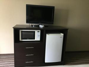 Kuchyň nebo kuchyňský kout v ubytování Super 8 by Wyndham Brenham TX