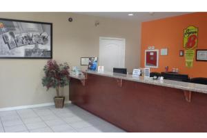 Vstupní hala nebo recepce v ubytování Super 8 by Wyndham Brenham TX + 17 fotografií