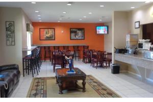 Posezení v ubytování Super 8 by Wyndham Brenham TX