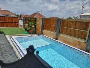 Bazén v ubytování Puncak Pinus and Pool nebo v jeho okolí